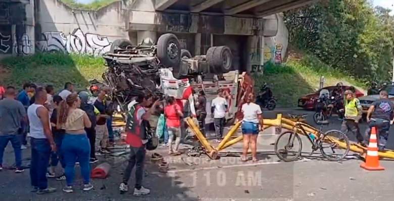 El accidente dejó cuatro personas lesionadas, dos de ellas iban en el camión. FOTO Tomada de @radiorelojcali