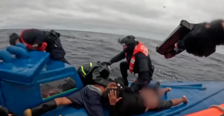 Interceptación a un semisumergible cargado de droga, realizada por la Guardia Costera de Estados Unidos. FOTO: CORTESÍA DE @DHSgov.