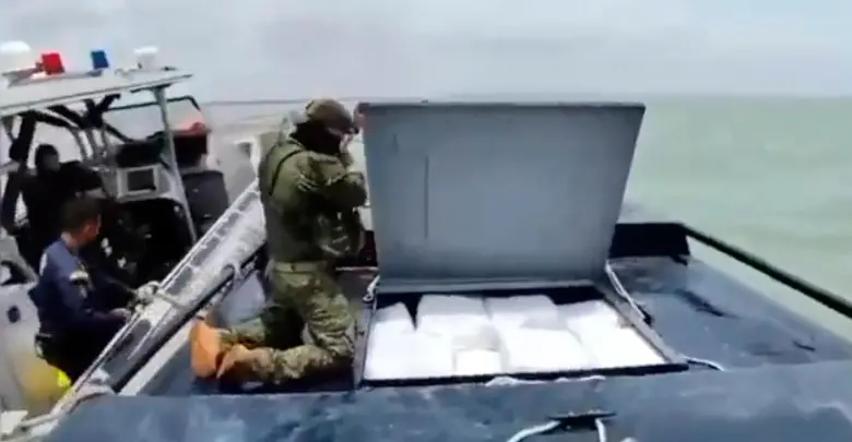 Esta semana la Armada Nacional incautó 3,2 toneladas de cocaína en un semisumergible, interceptado en aguas de la Alta Guajira. FOTO: CORTESÍA ARMADA.