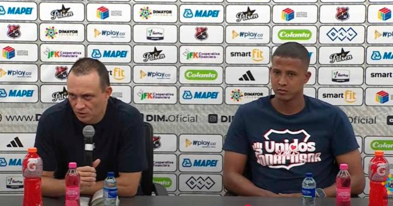 El técnico Alejandro Restrepo y el capitán del rojo, Fainer Torijano en la rueda de prensa, tras la victoria 1-0 sobre Millonarios. FOTO PANTALLAZO 