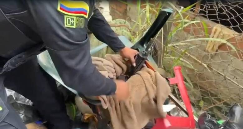 En este bolso las autoridades encontraron la subametralladora que pertenecería a los capturados del grupo delincuencial Los Triana. FOTO: CORTESÍA