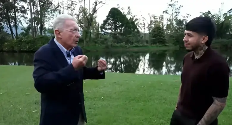 Álvaro Uribe junto al streamer Westcol durante entrevista en Llanogrande. Foto: captura de video