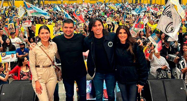 Julián Bedoya y Albert Corredor, acompañados por sus parejas, en el anuncio de la alianza en el pabellón amarillo de Plaza Mayor. FOTO Camilo Suárez