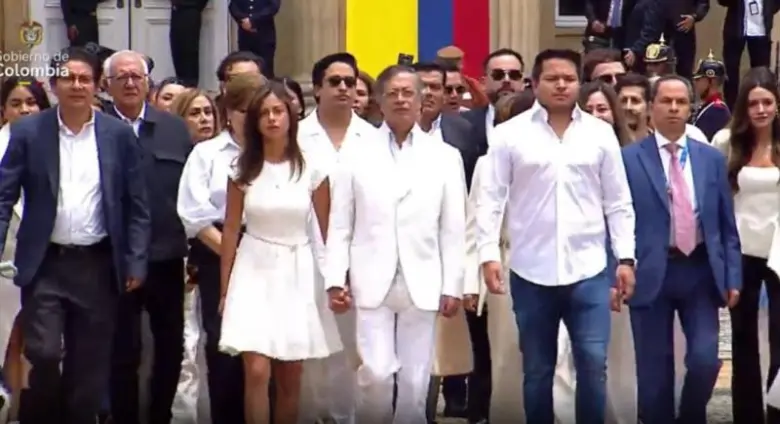 Gustavo Petro salió de la Casa de Nariño acompañado por su hija Antonella y miembros de su equipo. FOTO: Tomada de video.