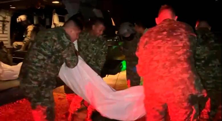 Los militares recuperaron dos de los diez cadáveres, los otros se los llevaron los delincuentes. FOTO: IMAGEN TOMADA DE VIDEO EJÉRCITO.