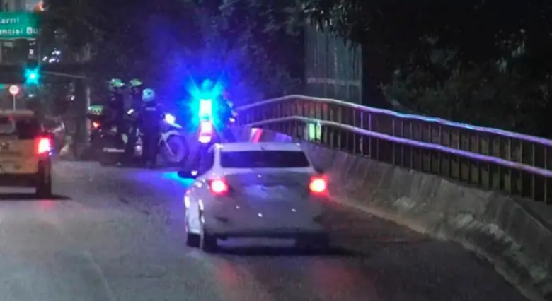 Video | Así cogieron a un hombre que le lanzó una piedra a un carro desde un puente en la Calle Colombia de Medellín 