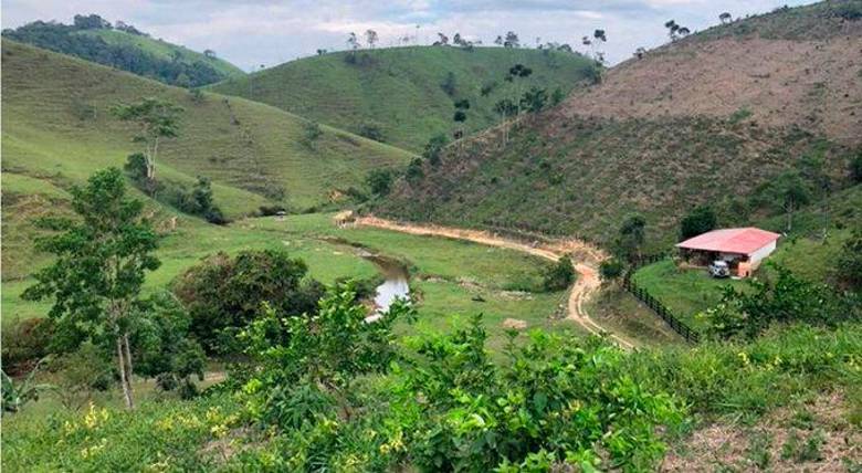 La familia despojada será beneficiada con la restitución de un predio de valor similar al terreno que les quitaron para construir la carretera. FOTO Cortesía URT