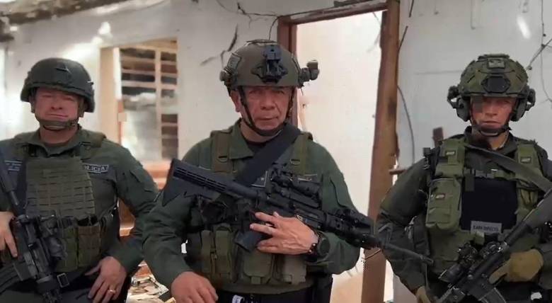 El general Ricardo Alarcón Campos, jefe Nacional del Servicio de Policía, en las ruinas de la subestación de Guamalito, en el municipio de El Carmen, Norte de Santander. FOTO: CORTESÍA DE POLICÍA.