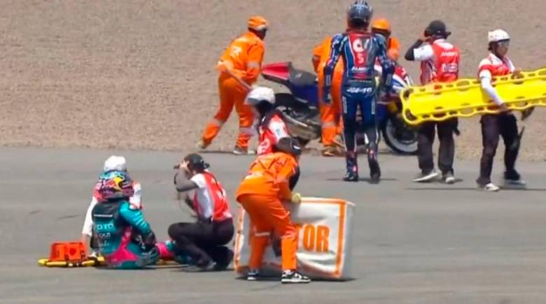 Este es el momento en el que el piloto colombiano David Alonso es atendido por el personal paramédico del Premio de Indonesia, tras la caída que sufrió en el arranque de la carrera. FOTO PANTALLAZO 
