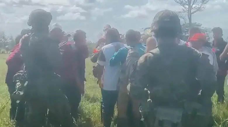 Cerca de 400 personas rodearon a las tropas y se llevaron a los dos uniformados. IMAGEN TOMADA DE VIDEO.