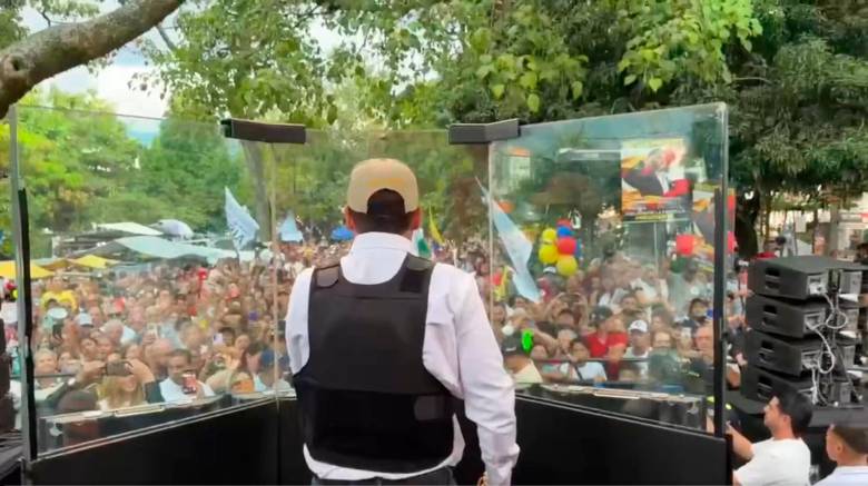 Durante un acto de campaña en Medellín, Abelardo de La Espriella subió a la tarima con un chaleco antibalas y una placa blindada de protección. FOTO: TOMADA DE VIDEO @ABDELAESPRIELLA.