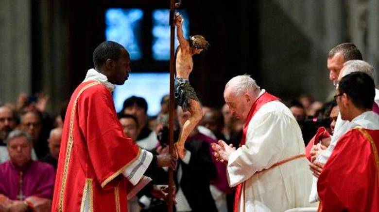 El papa ha participado en varios eventos de esta Semana Santa. En la imagen se le ve durante la solemne liturgia de la Pasión del Señor este Viernes Santo. FOTO Vatican News