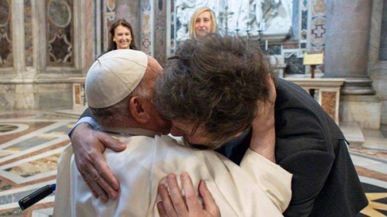 El abrazo entre el presidente Milei y el papa Francisco se dio tras el acto de canonización de la primera santa argentina. FOTO Tomada de @porqueTTarg