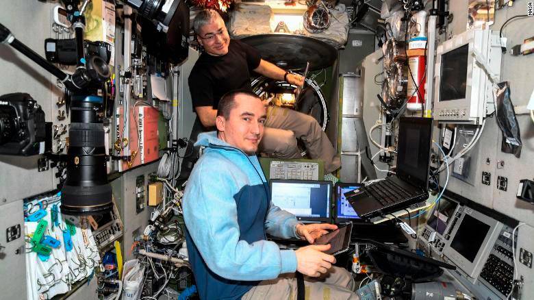 Mark Vande Hei al fondo y el cosmonauta de Roscosmos Pyotr Dubrov al frente en abril de 2021. Foto: Nasa