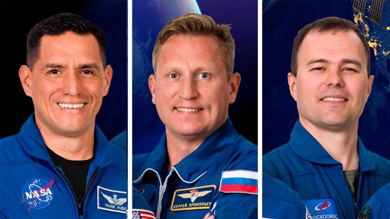 (De izquierda a derecha) En la foto aparecen el astronauta de la NASA Frank Rubio y los cosmonautas de Roscosmos Sergey Prokopyev y Dmitri Petelin. FOTO NASA