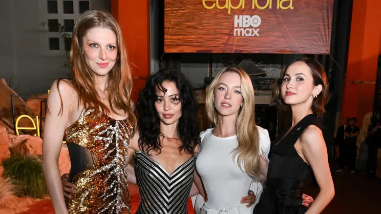 Hunter Schafer, Alexa Demie, Sydney Sweeney y Maude Apatow durante la premier de la tercera y última temporada de Euphoria. FOTO: Getty Images.