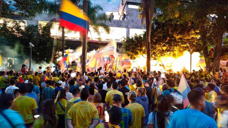 Los colombianos llegaron en gran cantidad hasta el hotel de concentración de la Selección en Guadalajara para respaldar a los dirigidos por Néstor Lorenzo en el tradicional banderazo. FOTO JUAN ANTONIO SÁNCHEZ 
