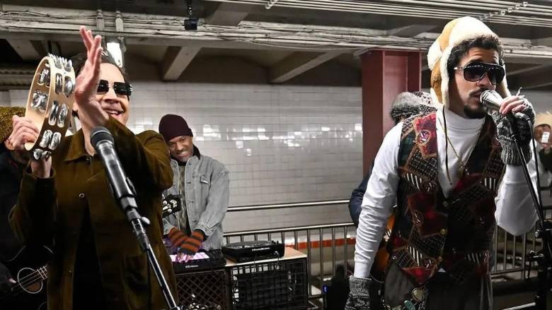 Jimmy Fallon y Bad Bunny se presentaron en una estación del Metro de Nueva York y muchas personas, eufóricas, cantaron junto a ellos su canción “Nuevayol” que hace parte de su nuevo disco DeBÍ TiRAR MáS FOToS. FOTO: YouTube Jimmy Fallon