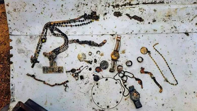 Imágenes del presunto inventario de pertenencias halladas en la zona del siniestro se hicieron virales en redes sociales mientras avanza la investigación oficial. FOTO: redes sociales.