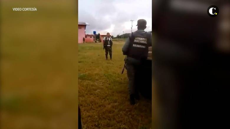 El presunto disidente de Farc se enfrentó a la Guardia Nacional Bolivariana. FOTO: Tomada del video. 