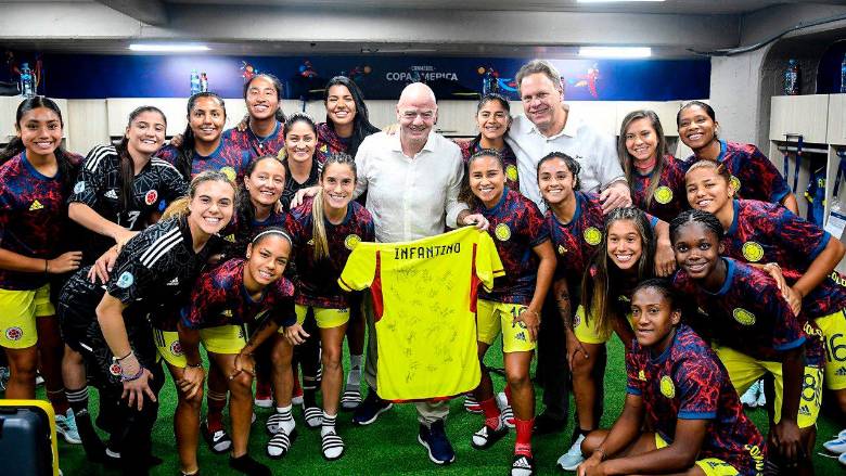 El presidente de la Fifa, Gianni Infantino, compartió con las integrantes de la Selección Colombia femenina que disputan la Copa América. FOTO: CORTESÍA FEDEFUTBOL 