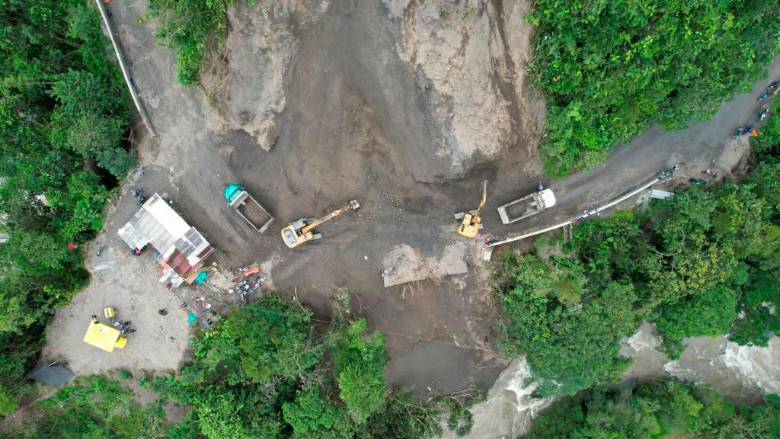 El Invías ha removido 3.700 metros cúbicos de arena y rocas que cayó sobre el lugar del siniestro. FOTO CORTESÍA 