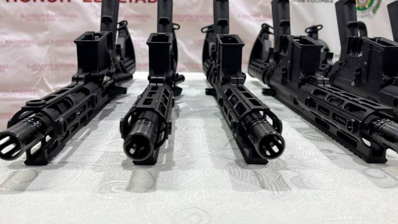 Decomisan cargamento de fusiles en Medellín avaluados en $250 millones que iban para el Clan del Golfo en Urabá