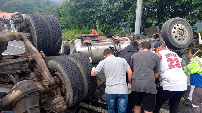 El conductor y su acompañante fallecieron en el lugar del siniestro vial. FOTO CORTESÍA 