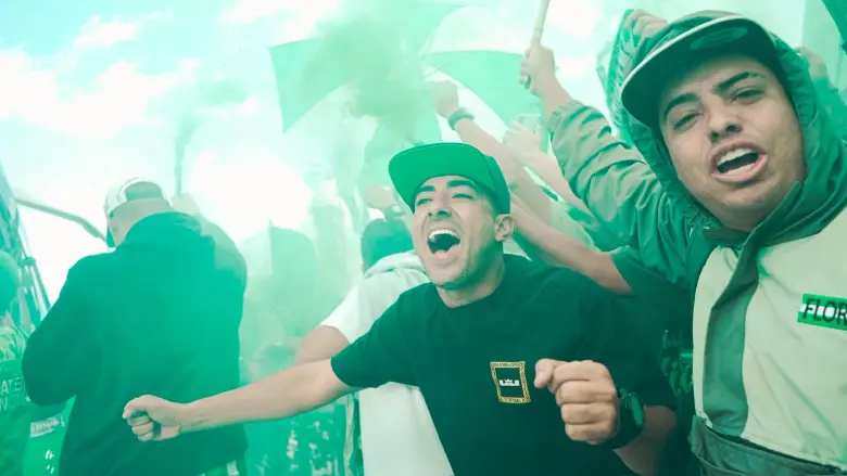 Los hinchas del verde mostraron su respaldo a los dirigidos por Diego Arias antes de emprender el viaje a Barranquilla y en la Arenosa con el banderazo. FOTO TOMADA X@nacionaloficial