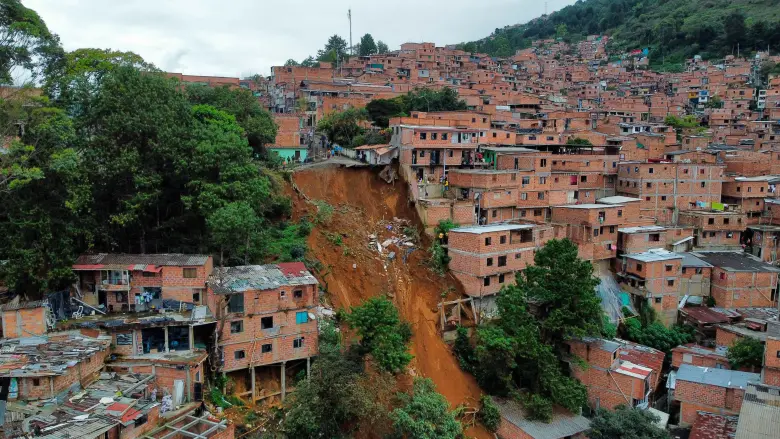La emergencia de esta madrugada ya deja 53 casas evacuadas. FOTO Camilo Suárez