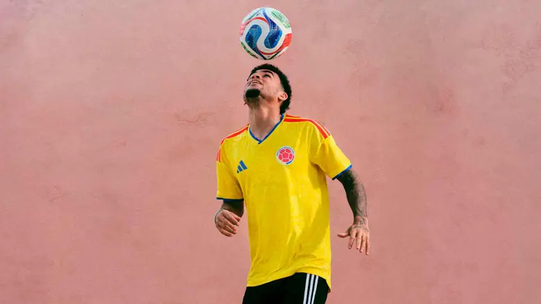 Esta es la camiseta de Colombia para el Mundial de Canadá, México y Estados Unidos 2026. Ya está a la venta en las tiendas Adidas. FOTOS CORTESÍA ADIDAS