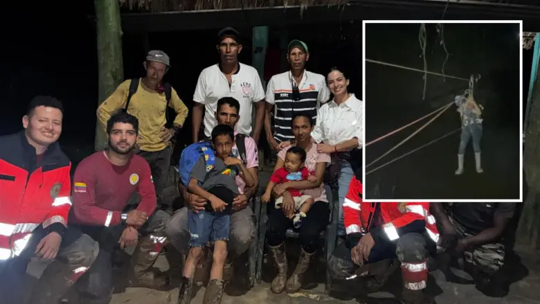 Este es el momento exacto donde de la mano de los organismos de socorro, la madre por fin cruzó el río con sus hijos. FOTO: Cortesía Gobernación de Antioquia