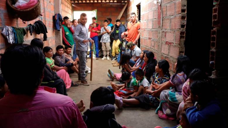 La comunidad indígena está cansada de vivir en el casco urbano de Urrao y esperan que los reubiquen lo antes posible. FOTOS Cortesía