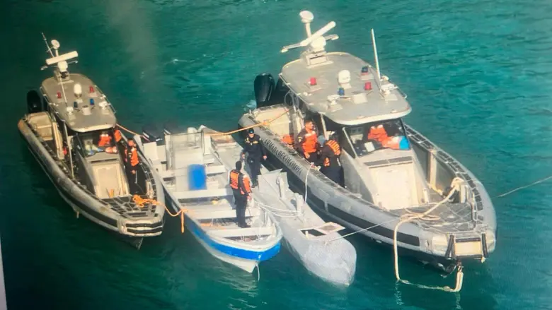 Este es el semisumergible interceptado en aguas cercanas al Parque Tayrona, en la región del Magdalena. FOTO: CORTESÍA DE LA ARMADA.
