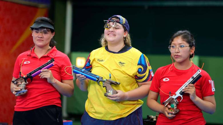 La antioqueña Juana Rueda (amarillo), en lo más alto del podio de la prueba de pistola de aire de 10 metros. FOTO CORTESÍA FCF 
