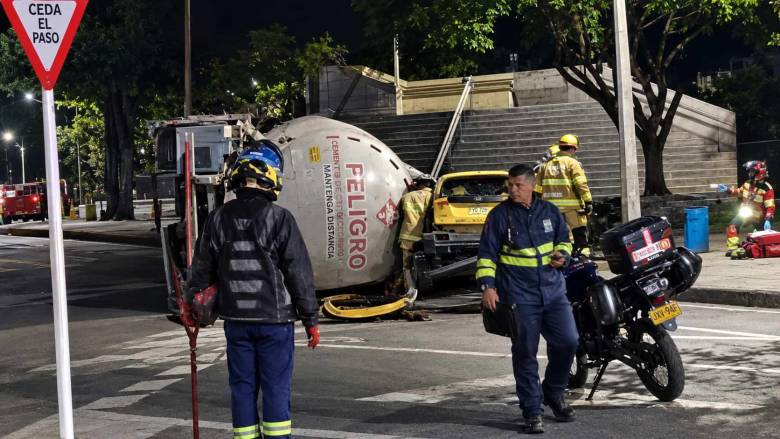 Bomberos de Bello llegó cerca de la medianoche a atender la emergencia y aún se encuentran en labores de limpieza. Foto: cortesía.