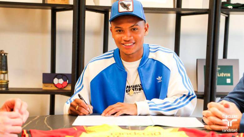 El colombiano Óscar Cortés firmó su contrato con el Racing Club Lens de Francia, equipo que le dio una bienvenida muy emotiva al volante tumaqueño. FOTO TOMADA @RACINGCLUBLENS