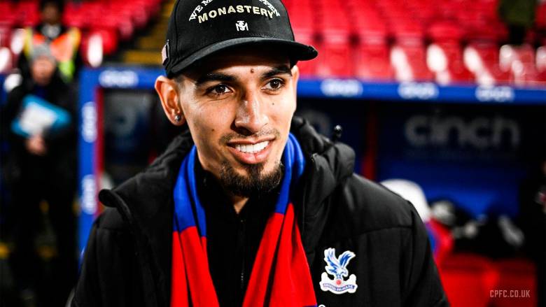 El antioqueño Daniel Muñoz estuvo en el estadio en la victoria de su nuevo club en Crystal Palace sobre Sheffield United, por la fecha 14 de la Liga Premier. FOTO TOMADA @CPFC