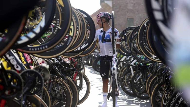 El ciclista colombiano Nairo Quintana en el pasillo hecho por sus rivales en el Giro de Emilia, última competencia del boyacense, que se retira del ciclismo profesional, tras 17 años de carrera. FOTO: Tomada de X @Movistar_Team