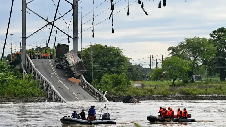 Caída de un puente en Ecuador deja por lo menos tres víctimas mortales. FOTO: AFP