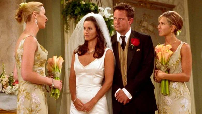 Chandler en su boda con Mónica. Después de la icónica escena, el actor se dirigió a un centro de rehabilitación por su adicción a las drogas y al alcohol. FOTO: GETTY