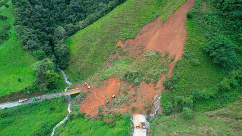 Deslizamientos De Tierra Han Bloqueado Las Vías De Cinco Departamentos 0804