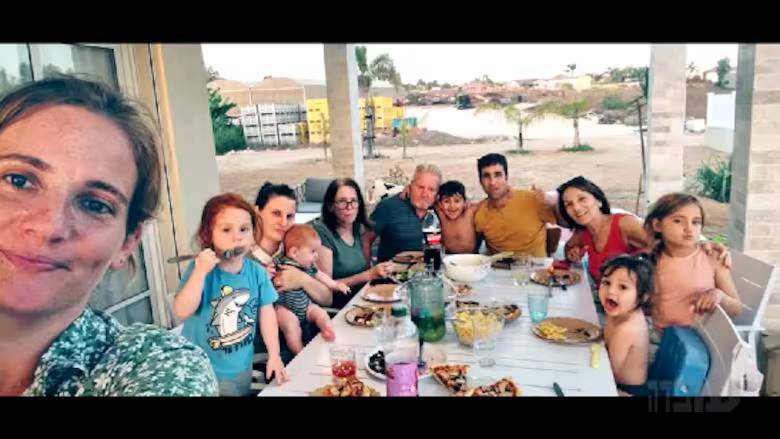 La familia Bibas reunida con los padres de Shiri Bibas y su hermana Dana, en Israel. FOTO: redes sociales