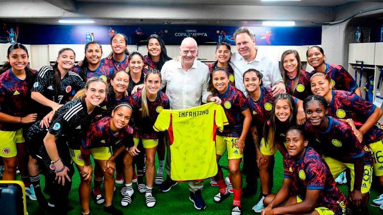 El presidente de la Fifa, Gianni Infantino, de visita en Colombia con motivo de la Copa América. Aquí comparte con las jugadoras y con Ramón Jesurún, su par en la Federación nacional. FOTO FCF