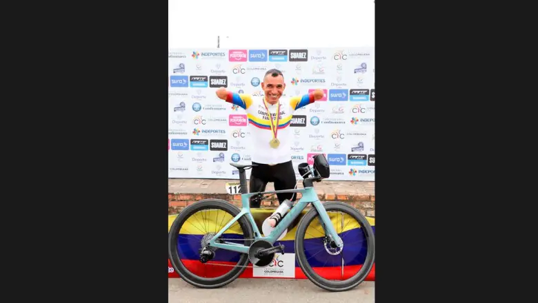Juan José Florían como campeón nacional de ruta en Colombia, este martes revalidó su título en Bogotá. FOTO CORTESÍA MOVISTAR 