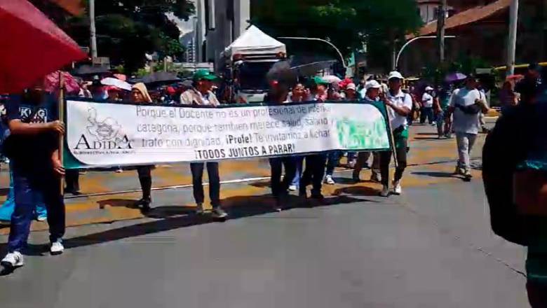 Maestros de Antioquia volvieron a marchar por fallas en el sistema de salud y este miércoles salen de nuevo a las calles