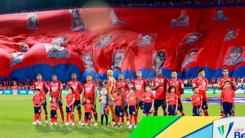 Esta es la bandera gigante que exhibieron los hinchas del Medellín antes del arranque del duelo en el Atanasio Girardot frente al América. FOTOS MANUEL SALDARRIAGA 