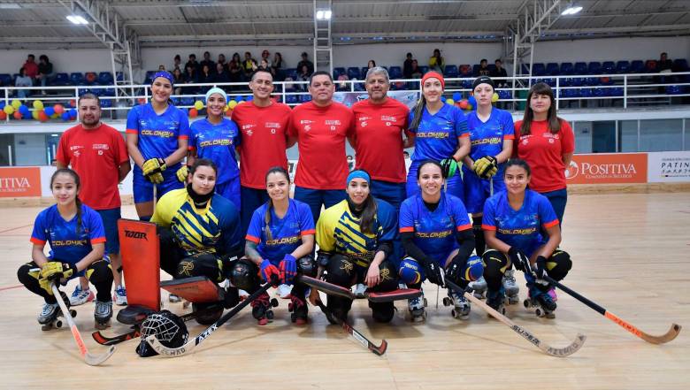 Jugadoras y cuerpo técnico de la Selección Colombia mayores, que logró el cupo al Mundial de Italia. FOTO CORTESÍA FEDEPATIN 