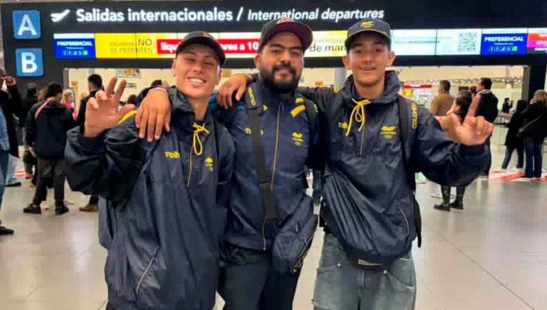 Los dos antioqueños Mateo Moreno y Juan Esteban Garcés junto al técnico nacional Carlos Mayorga. FOTO: Cortesía