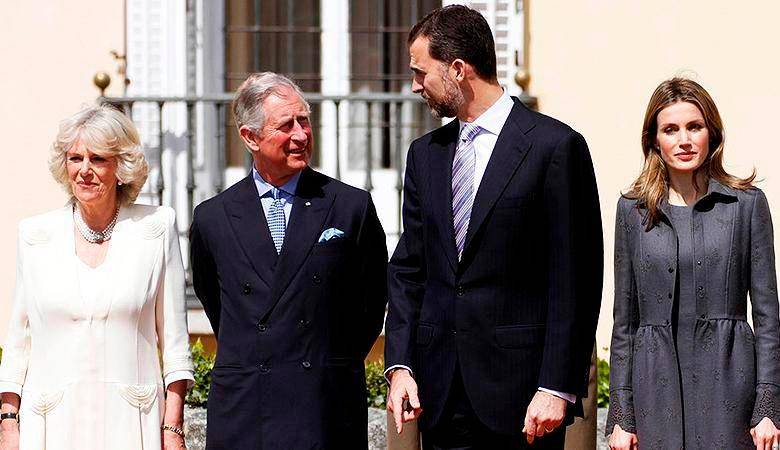 El nuevo rey de Reino Unido, Carlos III, con el rey de España, Felipe VI, y sus reinas consortes, Camila y Letizia. Sus retos son mantenerse, porque no la tienen fácil. FOTO efe
